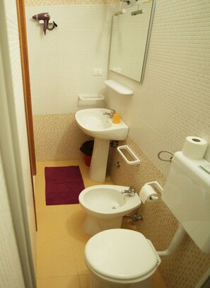 Double Room | Bathroom | Shower, free toiletries, hair dryer, bidet - Gallipolis Terra (Gallipoli)