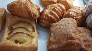 A variety of pastries on a tray. - Gallipolis Terra (Gallipoli)