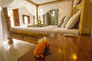 1 habitación, caja de seguridad en la habitación y escritorio 