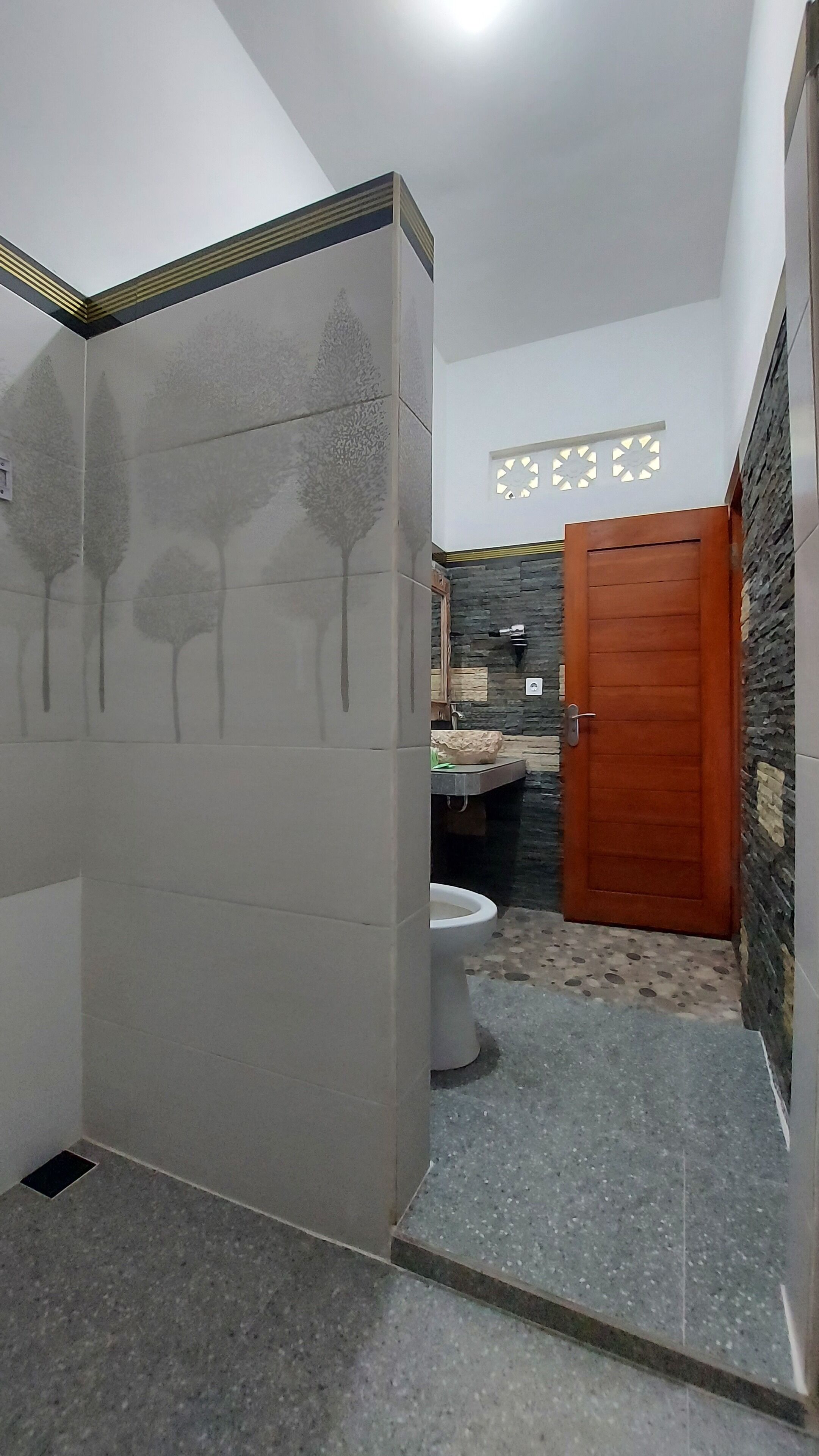 Un baño con inodoro, lavabo y zona de ducha.