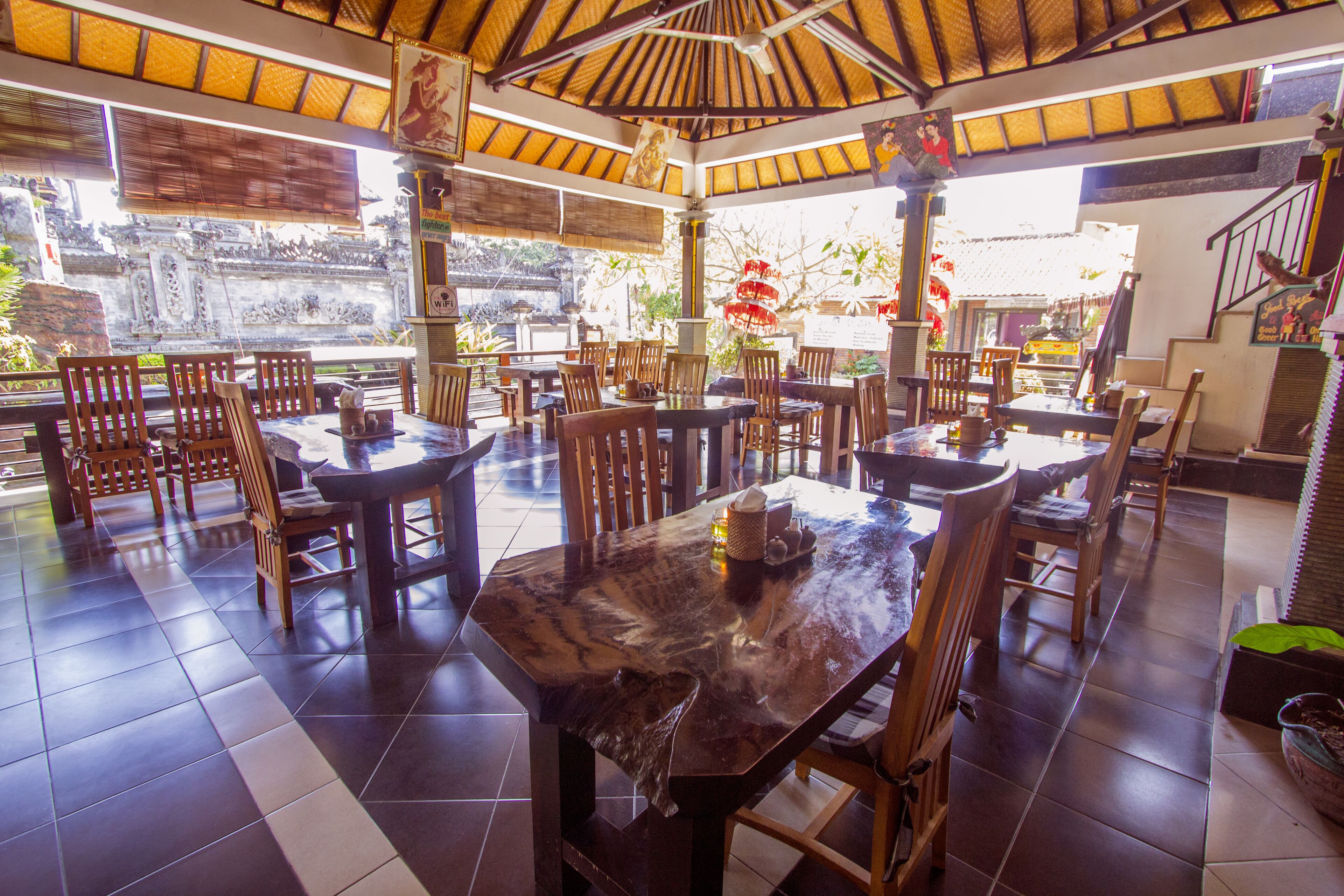 Se sirven desayunos, almuerzos, cenas y cocina local e internacional 