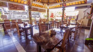 Breakfast, lunch, dinner served; local and international cuisine