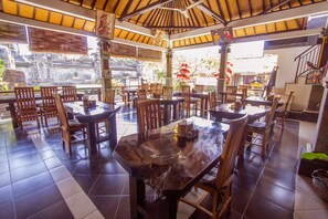 Breakfast, lunch, dinner served; local and international cuisine 