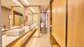 Un bagno moderno con due lavandini, uno specchio grande e mobili in legno.
