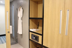 Shower, rainfall showerhead, free toiletries, hair dryer - Aloft by Marriott New Delhi Aerocity (New Delhi)
