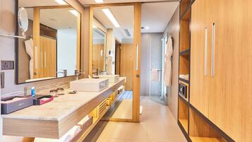 Shower, rainfall showerhead, free toiletries, hair dryer