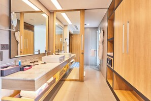 Shower, rainfall showerhead, free toiletries, hair dryer - Aloft by Marriott New Delhi Aerocity (New Delhi)