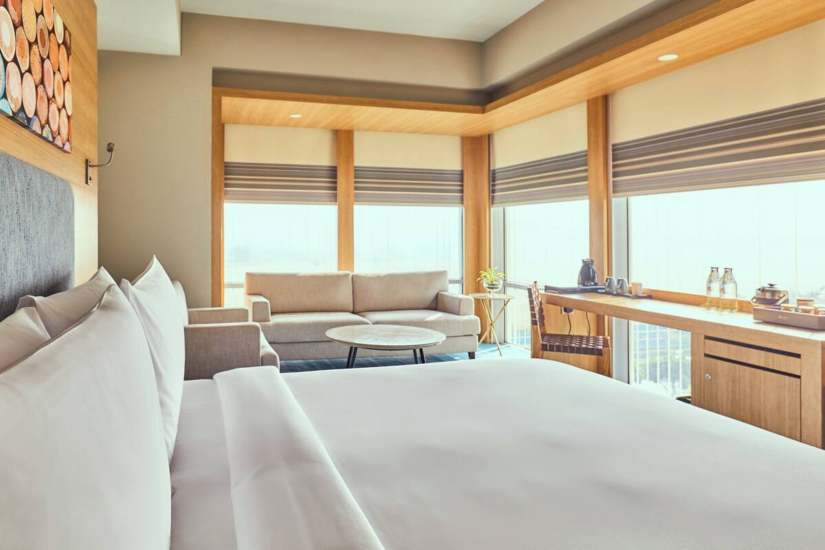 aloft, studio, 1 king bed | 1 bedroom, egyptian cotton sheets, premium bedding, down duvets