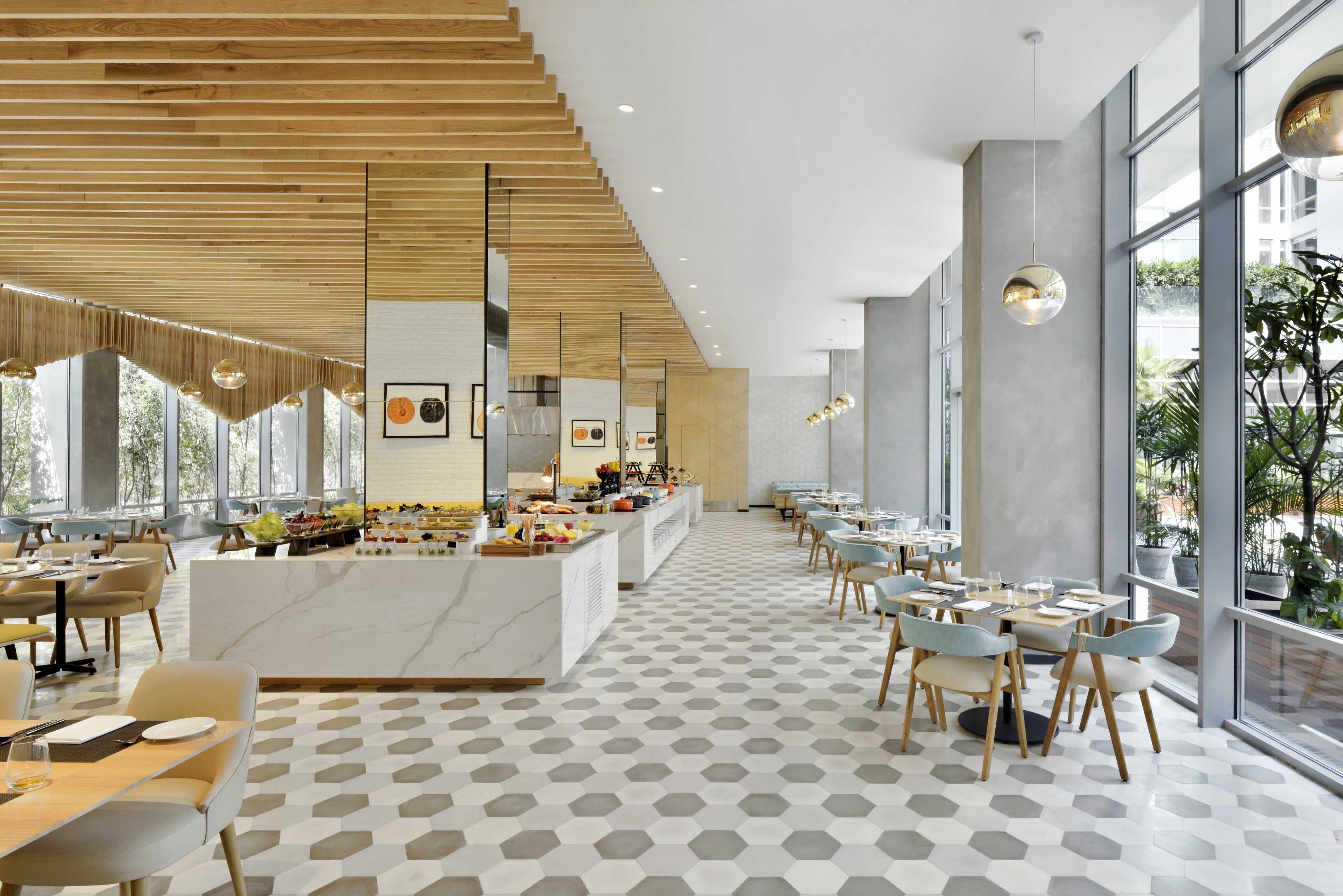 2 か所のレストラン、朝食、ランチ、ディナーに営業 (多国籍料理)