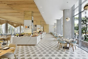 2 か所のレストラン、朝食、ランチ、ディナーに営業 (多国籍料理)