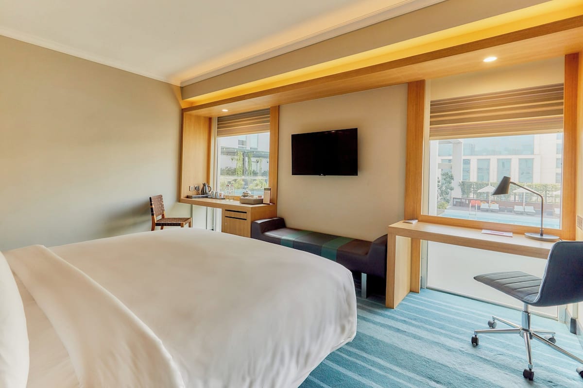 1 bedroom, Egyptian cotton sheets, premium bedding, down comforters