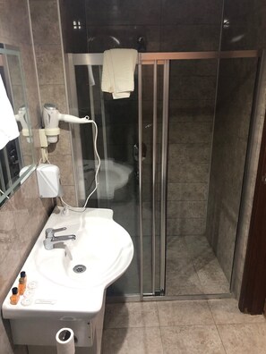Economy Single Room | Blackout drapes, soundproofing, free WiFi, bed sheets - Kilim Otel (Sanliurfa)
