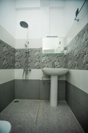 Deluxe Double Room | Bathroom | Shower, free toiletries, towels - Dinaro Guest (Ella)