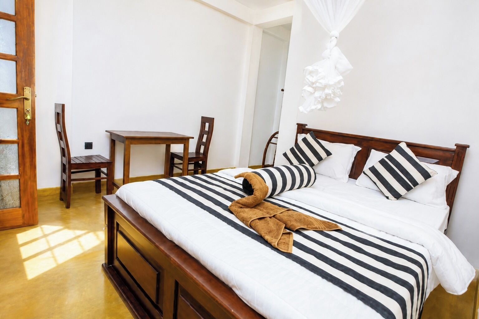 Habitación doble Deluxe | Cortinas blackout y ropa de cama 