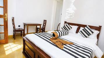 Habitación doble Deluxe | Cortinas blackout y ropa de cama