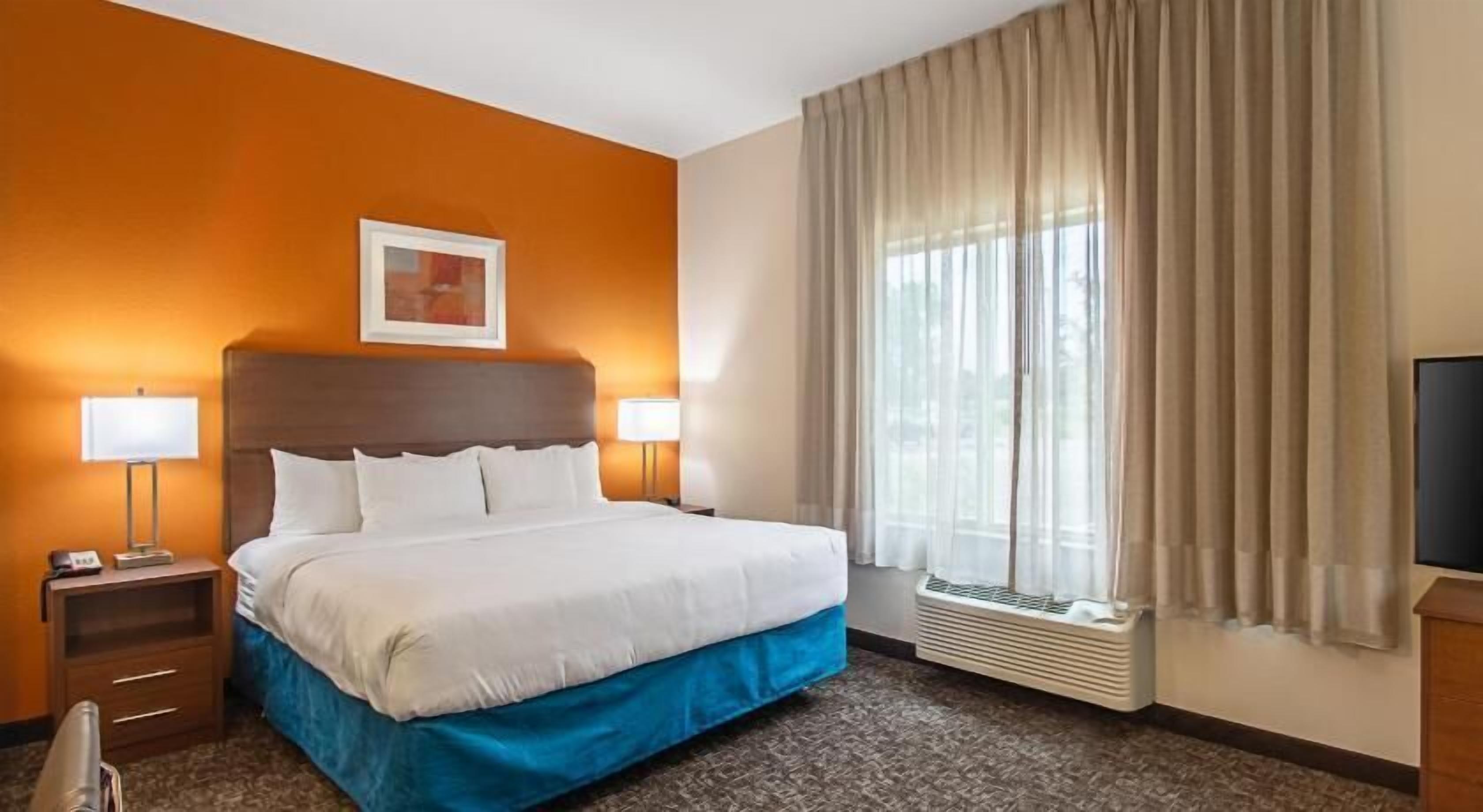 Premium bedding, in-room safe, desk, blackout curtains