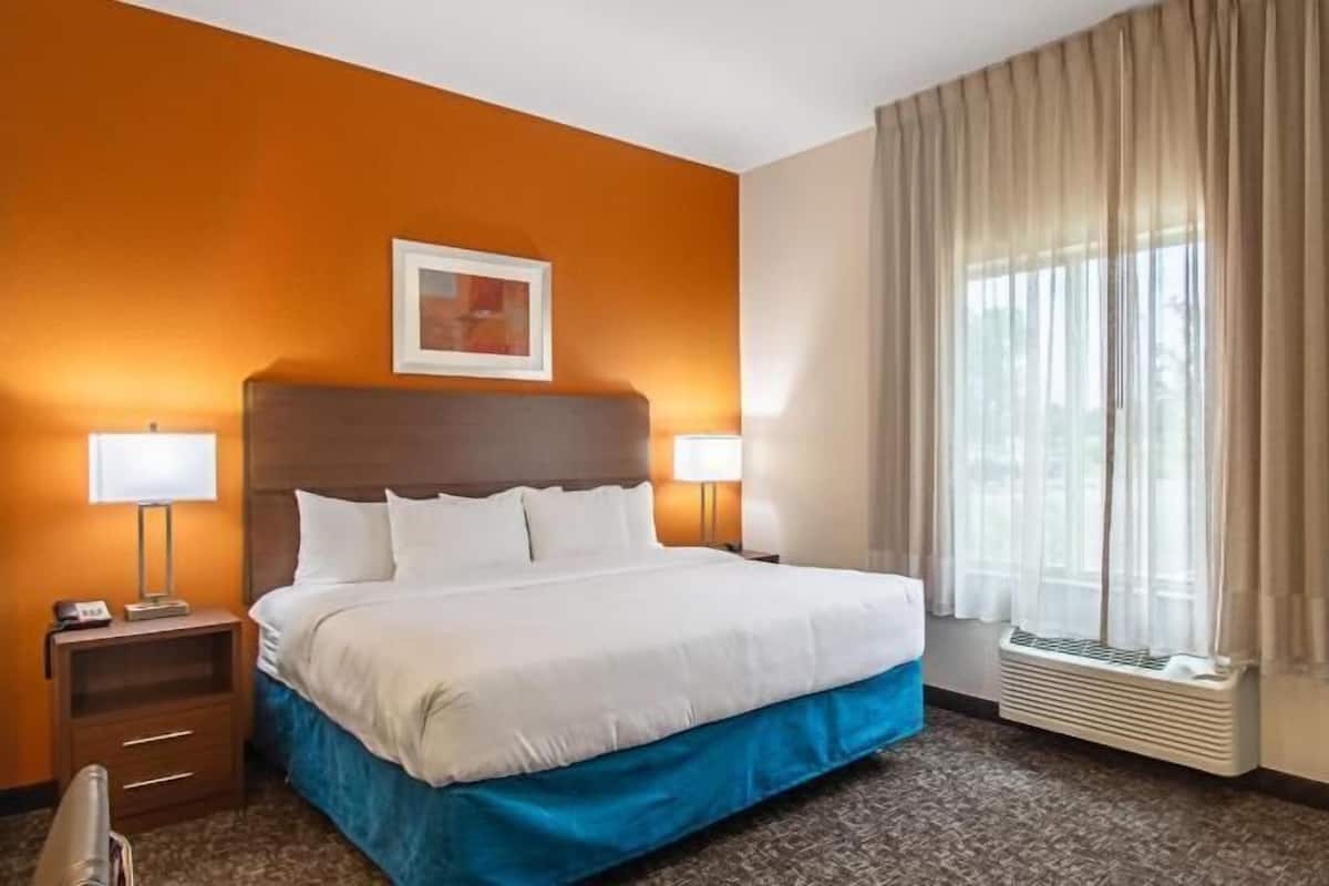 Premium bedding, in-room safe, desk, blackout curtains