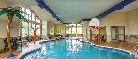 Indoor pool, sun loungers