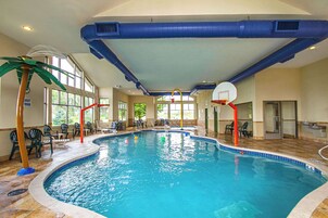 Piscina interna, espreguiçadeiras