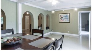 Family House, 4 Bedrooms, Private Pool | In-room dining