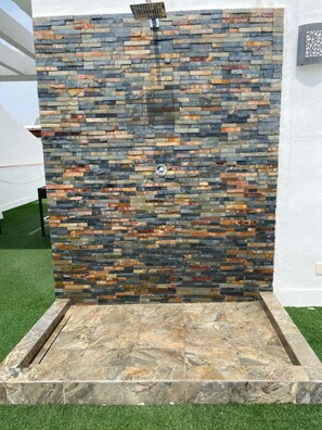 Baignoire relaxante profonde, articles de toilette gratuits