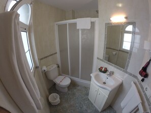 Double Room Single Use | Bathroom | Deep soaking tub, free toiletries, hair dryer, towels - Hostal Andalucia (Nerja)