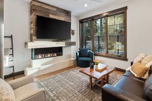 Luksusleilighet, 3 soverom, kjøkken, delvis utsikt mot innsjø | Sengetøy i egyptisk bomull og sengetøy av topp kvalitet