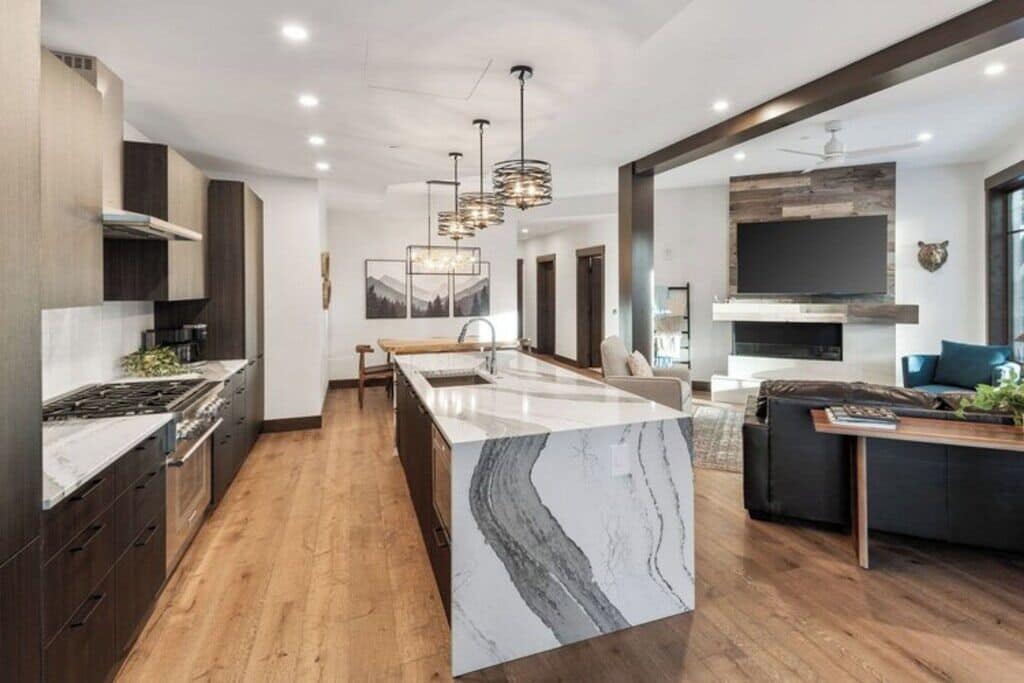 ラグジュアリー コンドミニアム 3 ベッドルーム キッチン パーシャルレイクビュー | エジプト綿のシーツ、高級寝具、客室ごとに異なる装飾、客室ごとに異なるインテリア