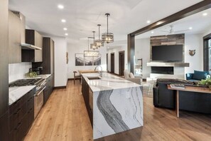 Condo superluxo, 3 quartos, cozinha, vista parcial para o lago | Roupas de cama de algodão egípcio, roupas de cama premium