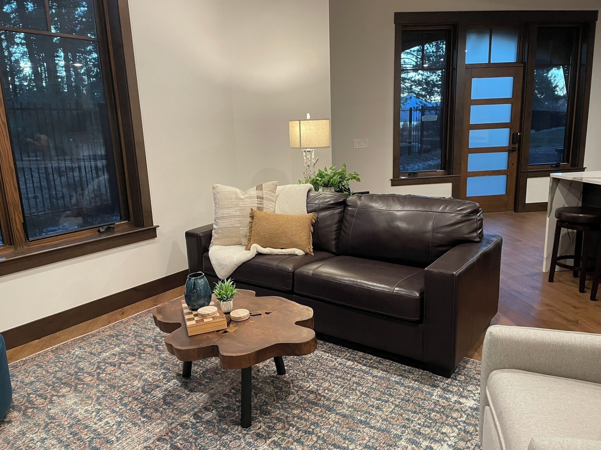 Condo superluxo, 3 quartos, cozinha, vista parcial para o lago | Área de estar | TV de tela plana 42 polegadas com canais via satélite, TV