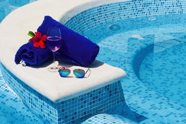 Outdoor pool, pool umbrellas, sun loungers