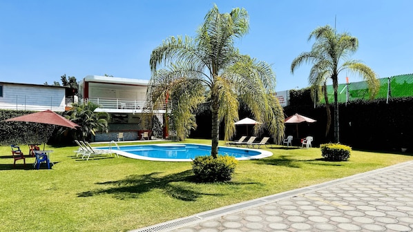 Piscina externa, guarda-sóis, espreguiçadeiras