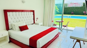 Quarto luxo, 1 cama King, ar-condicionado, vista para a piscina | Roupas de cama de algodão egípcio, roupas de cama premium