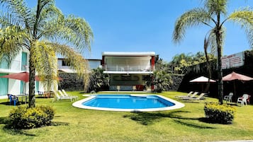Outdoor pool, pool umbrellas, sun loungers