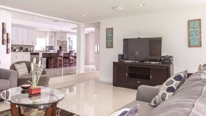 Casa família, 5 quartos, cozinha, vista para a piscina | Sala de estar | TV LCD, dock para iPod