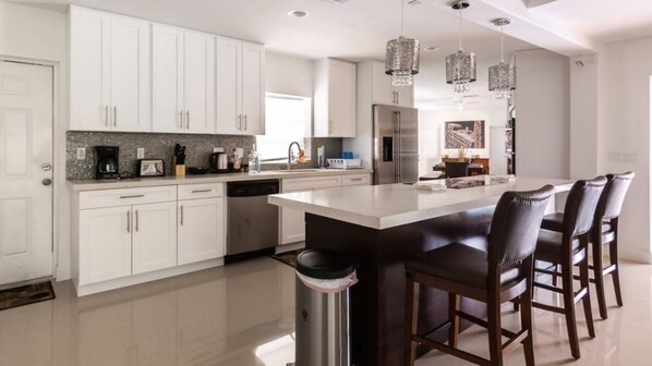 Casa família, 5 quartos, cozinha, vista para a piscina | Cozinha privada | Geladeira grande, micro-ondas, fogão, cooktop