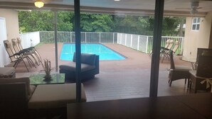 Familiehus - 5 soveværelser - køkken - udsigt til pool | Terrasse/gårdhave