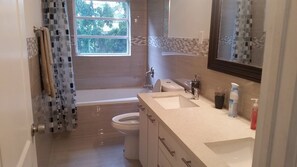 Family House, 5 Bedrooms, Kitchen, Pool View | Bathroom