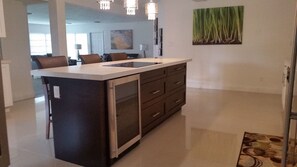 Casa família, 5 quartos, cozinha, vista para a piscina | Cozinha privada | Geladeira grande, micro-ondas, fogão, cooktop