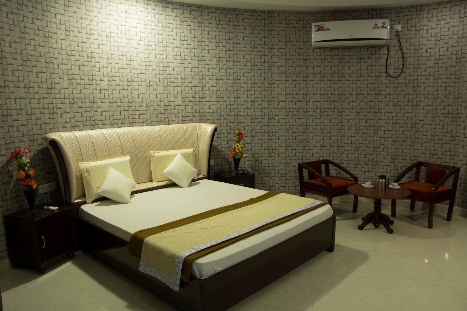 AC Deluxe Hut | Rollaway beds