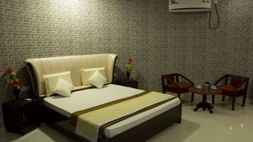 AC Deluxe Hut | Rollaway beds