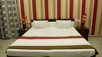 AC Deluxe Hut | Rollaway beds