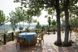 Vegetarian cuisine - V Resorts Vrindavan Gopala Bhedaghat (Shahpura)