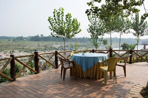 Outdoor dining - V Resorts Vrindavan Gopala Bhedaghat (Shahpura)