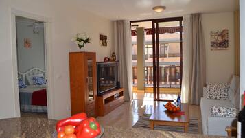 Ático Deluxe, 2 habitaciones, acceso a la piscina | Sala de estar | Una televisión de pantalla plana