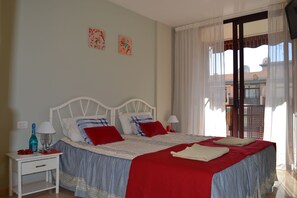 Deluxe-Penthouse, 2 Schlafzimmer, Poolzugang | Schreibtisch, laptopgeeigneter Arbeitsplatz, Bügeleisen/Bügelbrett, WLAN