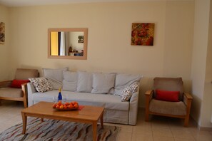 Deluxe-Penthouse, 2 Schlafzimmer, Poolzugang | Wohnzimmer | Flachbildfernseher