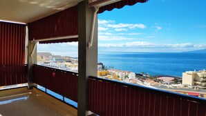A balcony with a view of the sea and a coastal town. - Olivia Sunbeach (Santiago del Teide)