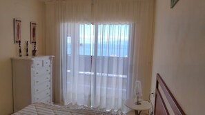 Apartment, Terrasse | Schreibtisch, laptopgeeigneter Arbeitsplatz, Bügeleisen/Bügelbrett, WLAN