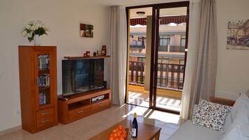 Ático Deluxe, 2 habitaciones, acceso a la piscina | Sala de estar | Una televisión de pantalla plana